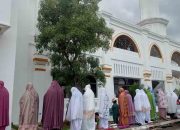 Masjid Agung Al Istiqomah Sanana Penuh, Sebahgian Sholat Id di Trotoar