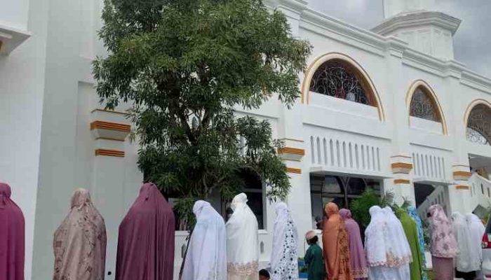 Masjid Agung Al Istiqomah Sanana Penuh, Sebahgian Sholat Id di Trotoar