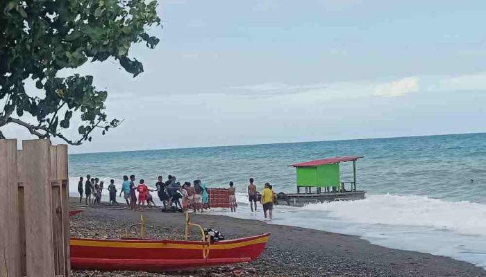 Ombak Kencang, Satu Unit Rumpon Terdampar di Pantai Wisata Desa Pastina