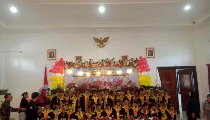 Dua Tahun Mendidik, TK Negeri Pembina Lepas 57 Peserta Didik di Istana Daerah