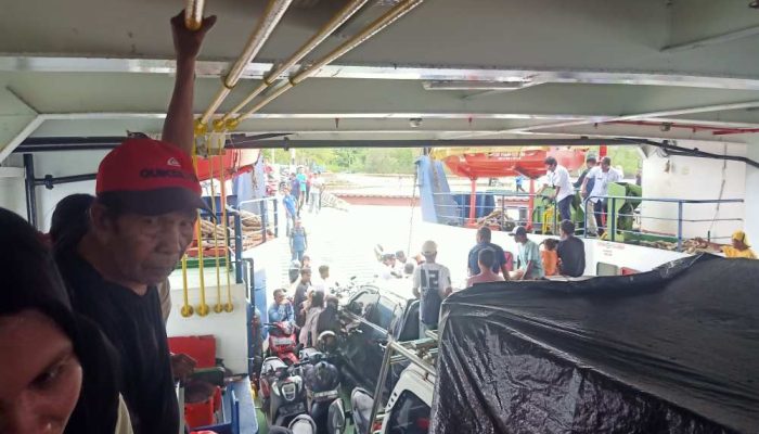 Kapal Feri Penuh, Ratusan Penumpang Menuju Mangoli Gagal Berangkat