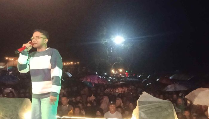 Idan Teapon Pelantun Lagu Suratmi Hipnotis Warga Mangoli Dari Panggung HUT RI