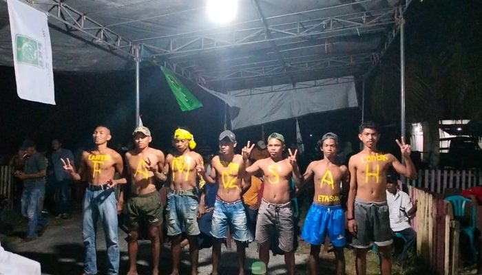 Cat Badan Bertuliskan FAM-SAH, Pemuda desa Fatkauyon Tunjukkan Komitmen 2 Periode