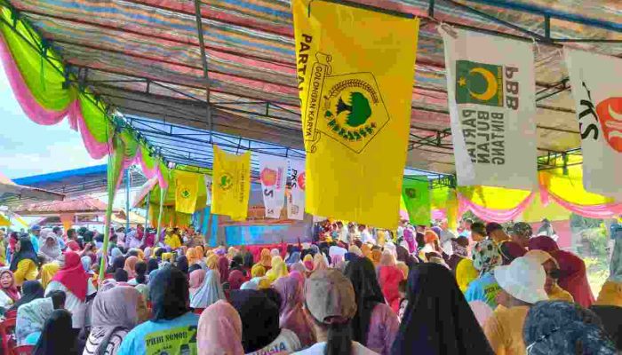 FAM-SAH Dapat Doa dan Pujian Dari Ibu-Ibu Penjual di Pantai Pastina Saat Berkampanye