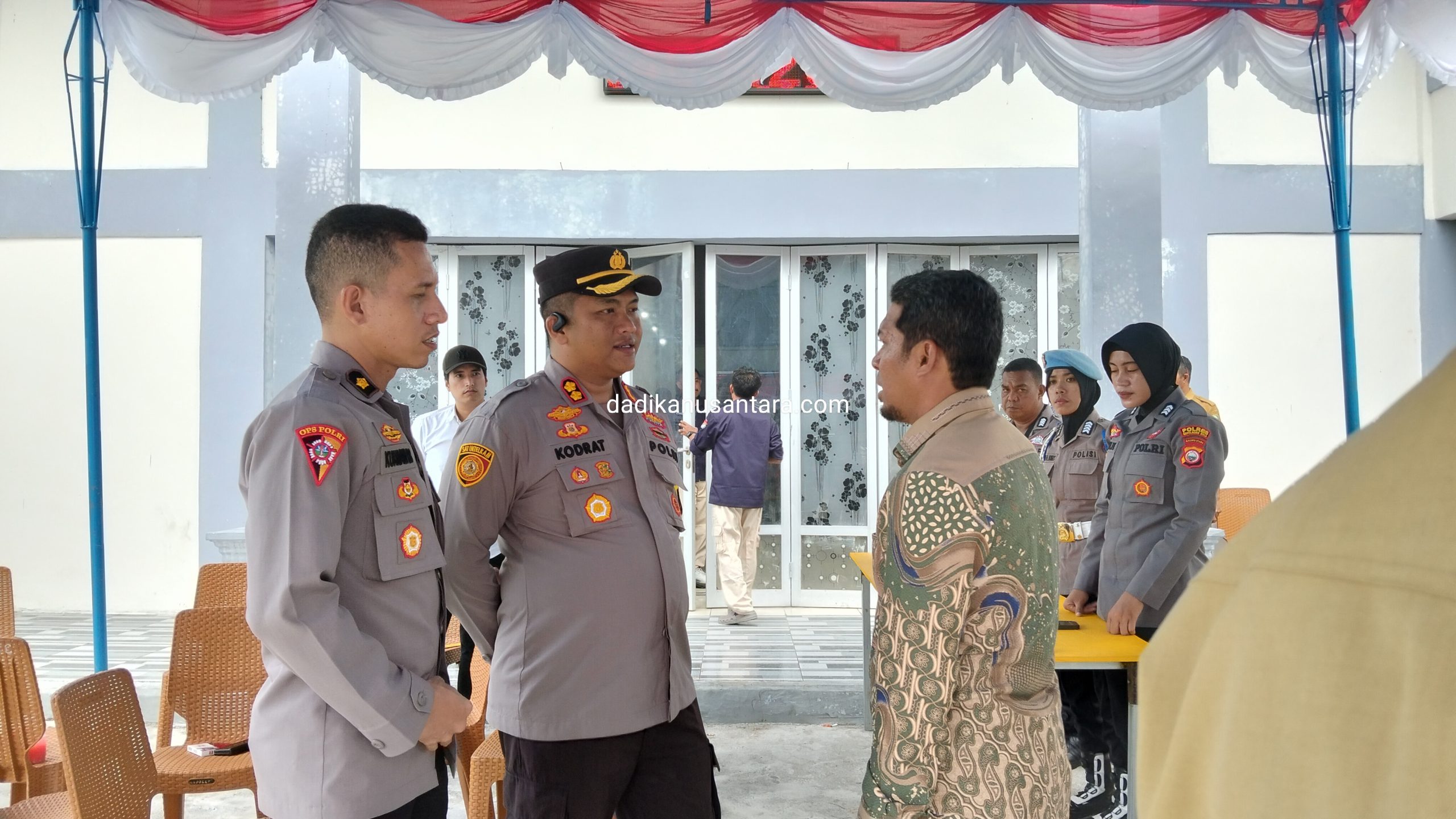 Foto Kapolres Kepulauan Sula saat Berkoordinasi dengan ketua KPU saa Hendak Pleno