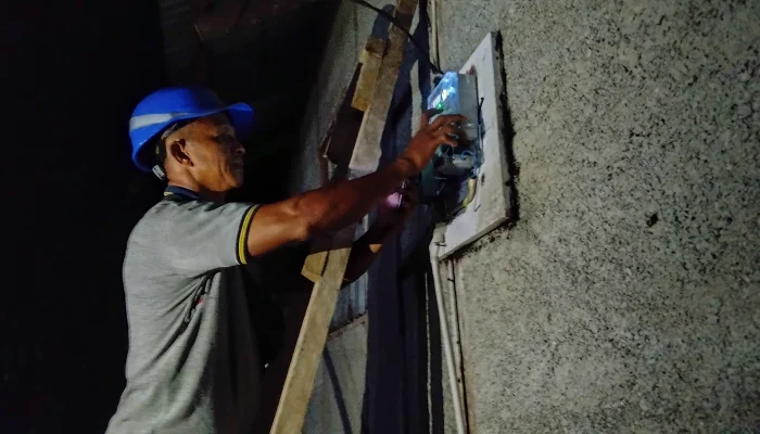 Tak Pandang Waktu, PLN Ranting Sanana Layani Pelanggan Hingga Malam