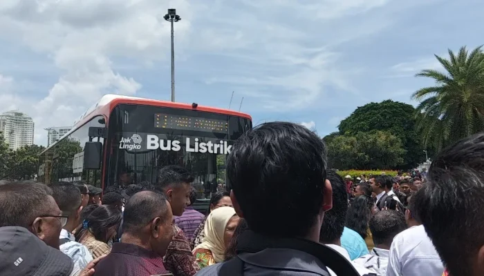 Tak Diizinkan Masuk Lokasi Monas, Warga Halangi Bus Yang Ditumpangi Kepala Daerah