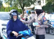 Sat Lantas Polres Halteng Bagi Takjil Kepada Masyarakat untuk Berbuka