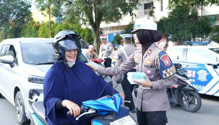 Sat Lantas Polres Halteng Bagi Takjil Kepada Masyarakat untuk Berbuka