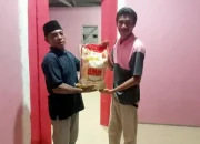 Moh. Azwan Soamole, Anggota DPRD Sula Bagi Beras Ke Warga di Bulan Ramadhan