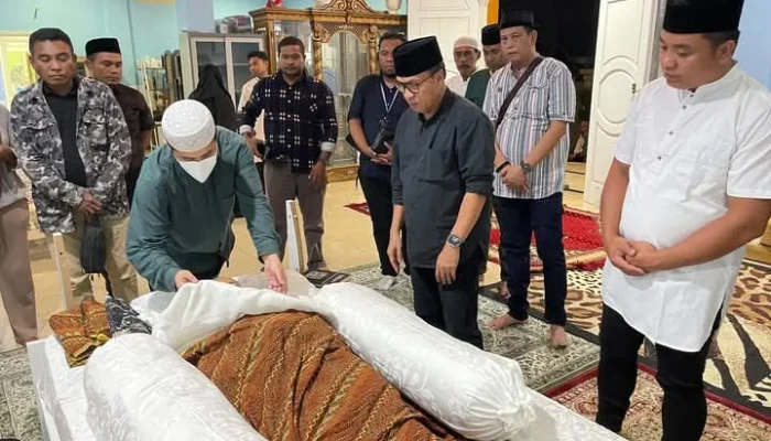 Turut Berdukacita, Bupati dan Wabup Halteng Melayat di Kediaman Alm. AGK