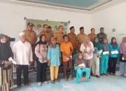 Masyarakat Kurang Mampu di Desa Were Halteng Terima Insentif Sosial