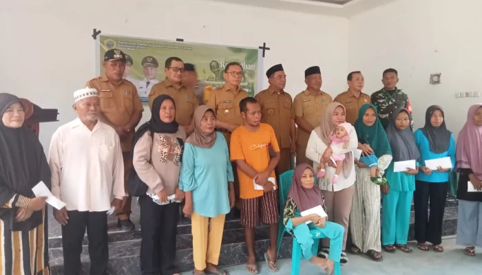 Masyarakat Kurang Mampu di Desa Were Halteng Terima Insentif Sosial