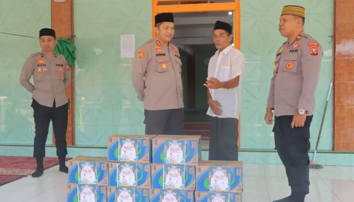 Kapolres Sula Salurkan Air Mineral di Setiap Masjid di Kota Sanana