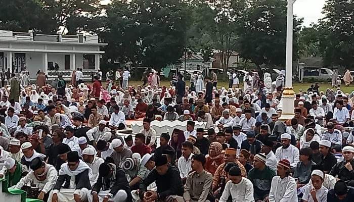 Bupati dan Wabup Halteng Sholat Idul Fitri di Falcilno Weda