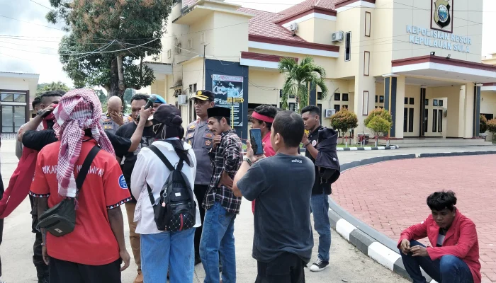 Aksi di Depan Mako Polres Sula, GMNI dan Anggota Polres Terlibat Cekcok