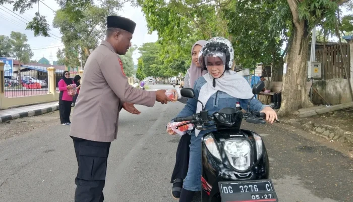 Berbagi di Bulan Ramadhan, Sat Sabhara Polres Sula Bagi Takjil Pada Masyarakat