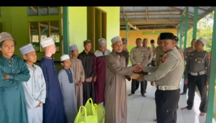 Di Ponpes Al-Fatah desa Wailau, Sat Lantas Polres Sula Berbagi Takjil