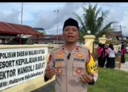 Berkah Ramadhan, Polsek Mangoli Barat Bagi Takjil ke Masyarakat
