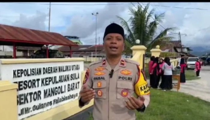 Berkah Ramadhan, Polsek Mangoli Barat Bagi Takjil ke Masyarakat