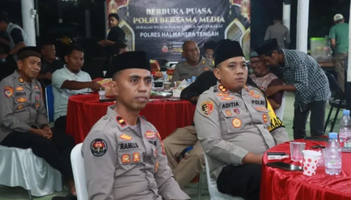 Ikut Giat Kapolri Melalui Zoom, Kapolres Halteng dan Wartawan Bagi Takjil dan Bukber