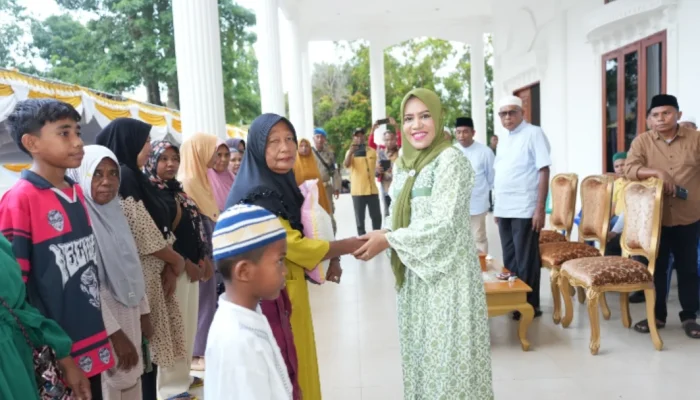 Bupati Sula Fifian Adeningsi Mus Kembali Berbagi di Bulan Ramadhan