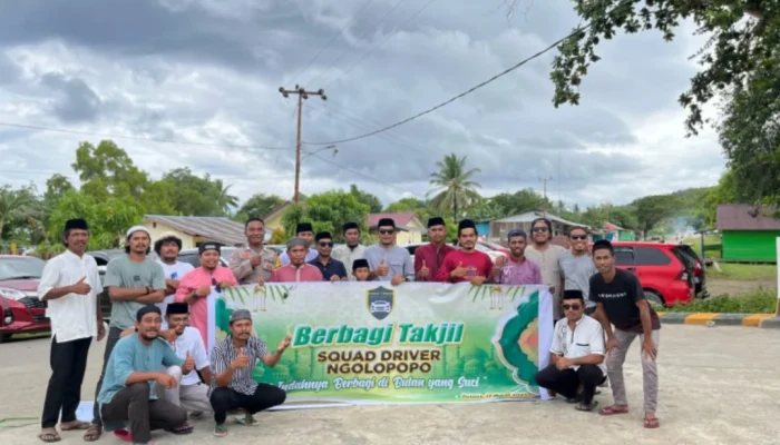Bagi Takjil, Organda Unit Pangkalan Ngolopopo Mudahkan Para Pengendara Jelang Buka Puasa