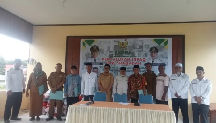 Baznas Halteng Bagi Sembako Sembari Sosialisasi Soal Zakat ke Masyarakat