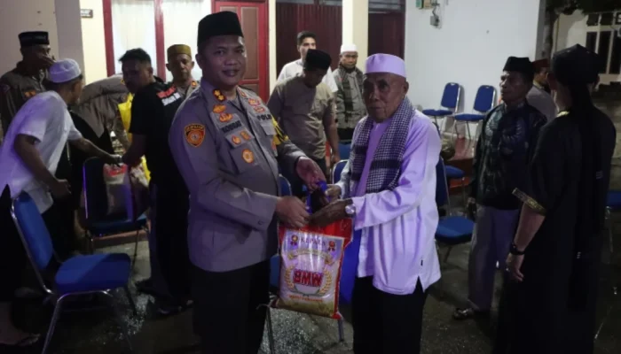 Kapolres Sula Berikan Paket Sembako Kepada Tokoh Agama