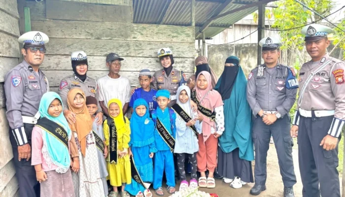 Peduli Masyarakat, Sat Lantas Polres Halteng Berbagi Kasih
