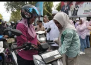 Didampingi Sekda dan Para OPD, Bupati dan Wabup Sula Bagi Takjil ke Pengendara