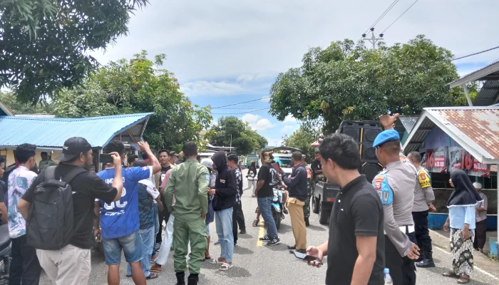 Pejabat Kades Waiboga Mustafa Saniapon Didemo Lagi, Ruas Jalan Utama Dipalang Masa