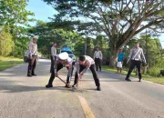 Selamatkan Pengendara, Satlantas Bersihkan Pasir Yang Berhamburan di Jalan Raya