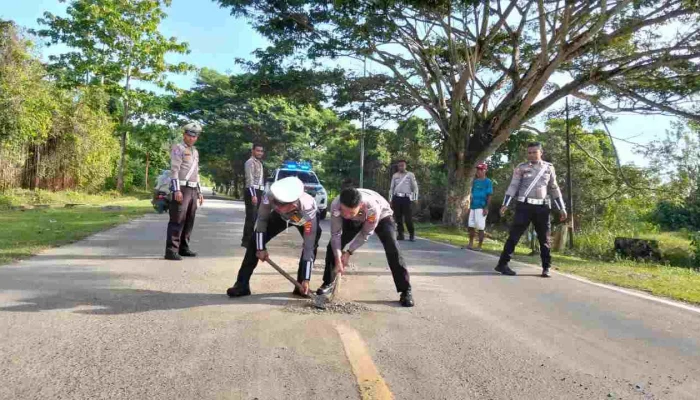 Selamatkan Pengendara, Satlantas Bersihkan Pasir Yang Berhamburan di Jalan Raya