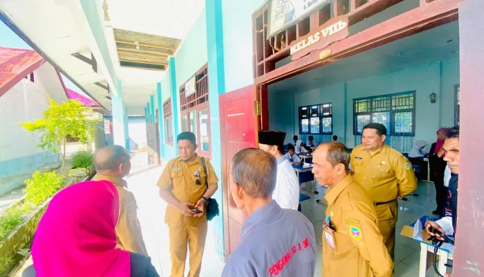 Didampingi Disdikbud, Wakil Bupati Halteng Pantau UAS