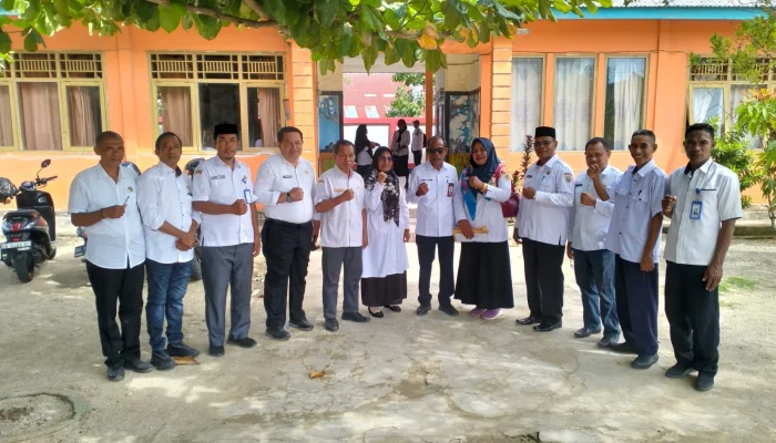 Bersama Tim MonEv, Staf Ahli Bupati dan Kadisdikbud Halteng monitor UAS