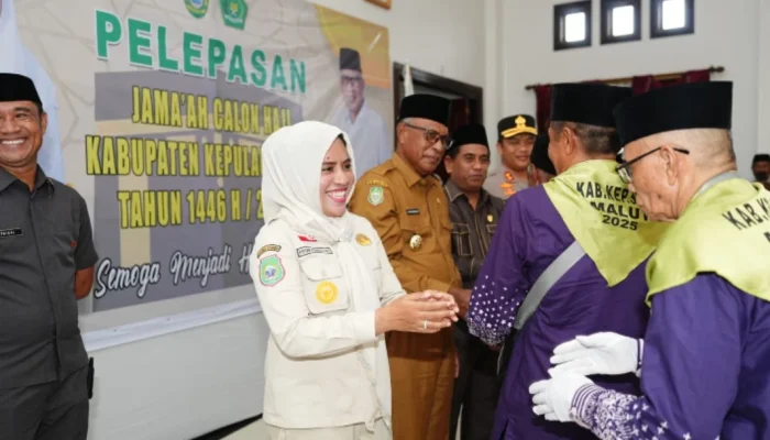 Bupati dan Wabup Sula Lepas JCH Menuju Ternate
