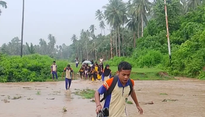Tak Ada Jembatan, Siswa Aliyah Waisakai Harus Nyebur ke Kali Saat Hujan Deras