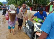 Kapolsek Sanana Pimpin Anggota, Bantu Warga dan Pengendara di Lokasi Banjir