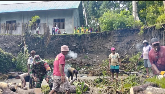 Bakti Jum’at Bersih, Pemdes Waiboga Turut Ambil Bagian Bersama Masyarakat Keruk Kali