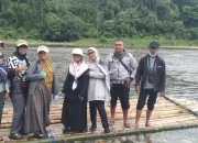 Tak Ada Jembatan Penghubung, ASN dan PPPK Bertarung Nyawa Lewati Sungai Untuk Ikut Program Cek Medis