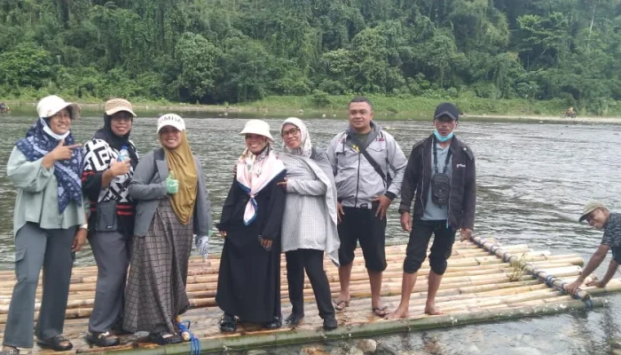 Tak Ada Jembatan Penghubung, ASN dan PPPK Bertarung Nyawa Lewati Sungai Untuk Ikut Program Cek Medis