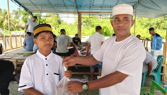 Pengurus Musholla Al-Hasan Desa Wai Ipa Sembelih 17 ekor Hewan Kurban