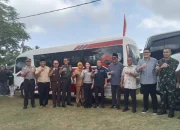 Dukung Pemda Halteng, PT. Smart Marsindo Berikan Bantuan Truk Sampah dan Bus Sekolah