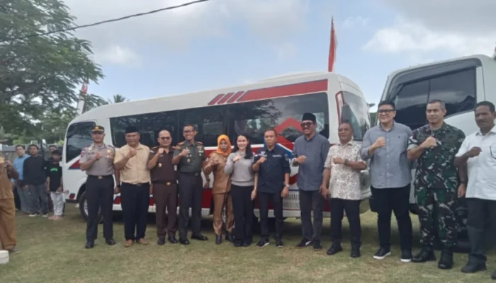 Dukung Pemda Halteng, PT. Smart Marsindo Berikan Bantuan Truk Sampah dan Bus Sekolah