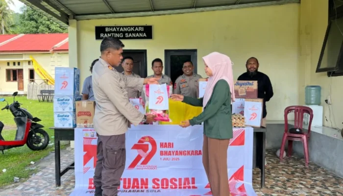 Kapolsek Sanana Ukir Senyum di Wajah Santri dan Warga Jelang HUT Bhayangkara ke-79