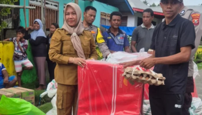 Melalui Dinsos, Pemda Kepsul Salurkan Bantuan Untuk Warga Desa Sekom