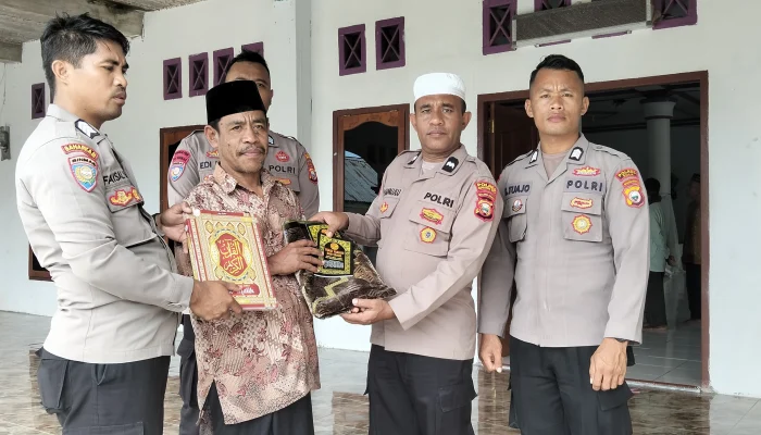 Jalin Silaturahmi Religius, Satbinmas Polres Sula Bagikan Paket Alqur’an dan Sajadah