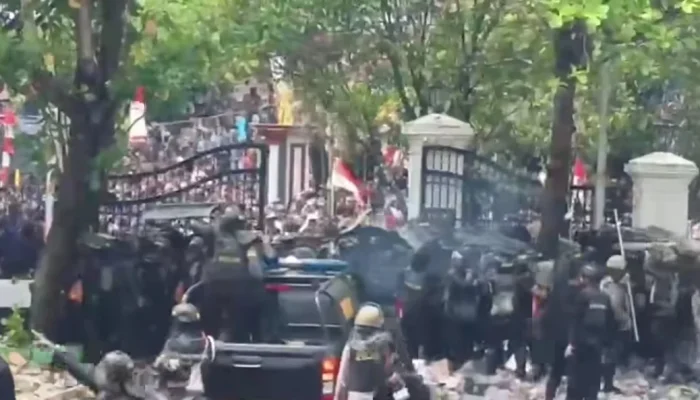 Tuntut Bupati Sudewo Mundur, Masa Lampiaskan Amarah ke Polisi Saat Pengamanan Aksi