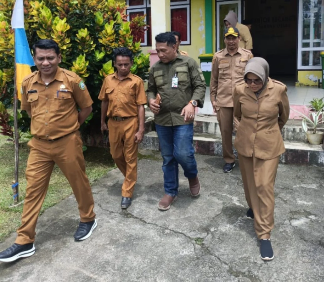 Tim penilai saat meninjau lokasi kantor 